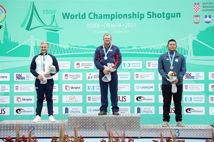 (圖)Yang Kun-pi first on right, pictured with other medalists at the ISSF World Championships Shotgun 2022.